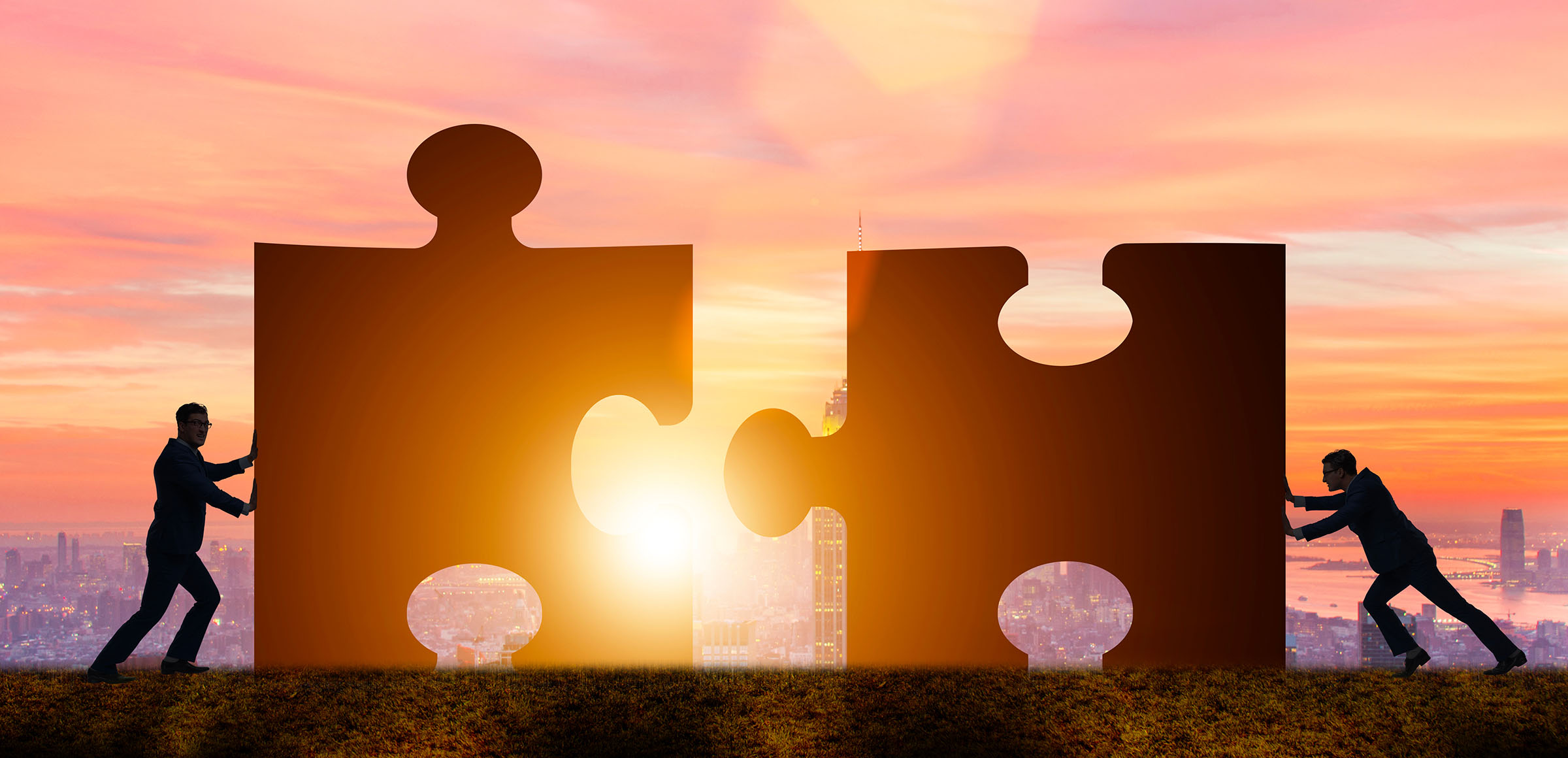 pessoas se aproximam de peças gigantes do quebra-cabeça ao pôr do sol | openinnovability.enel.com