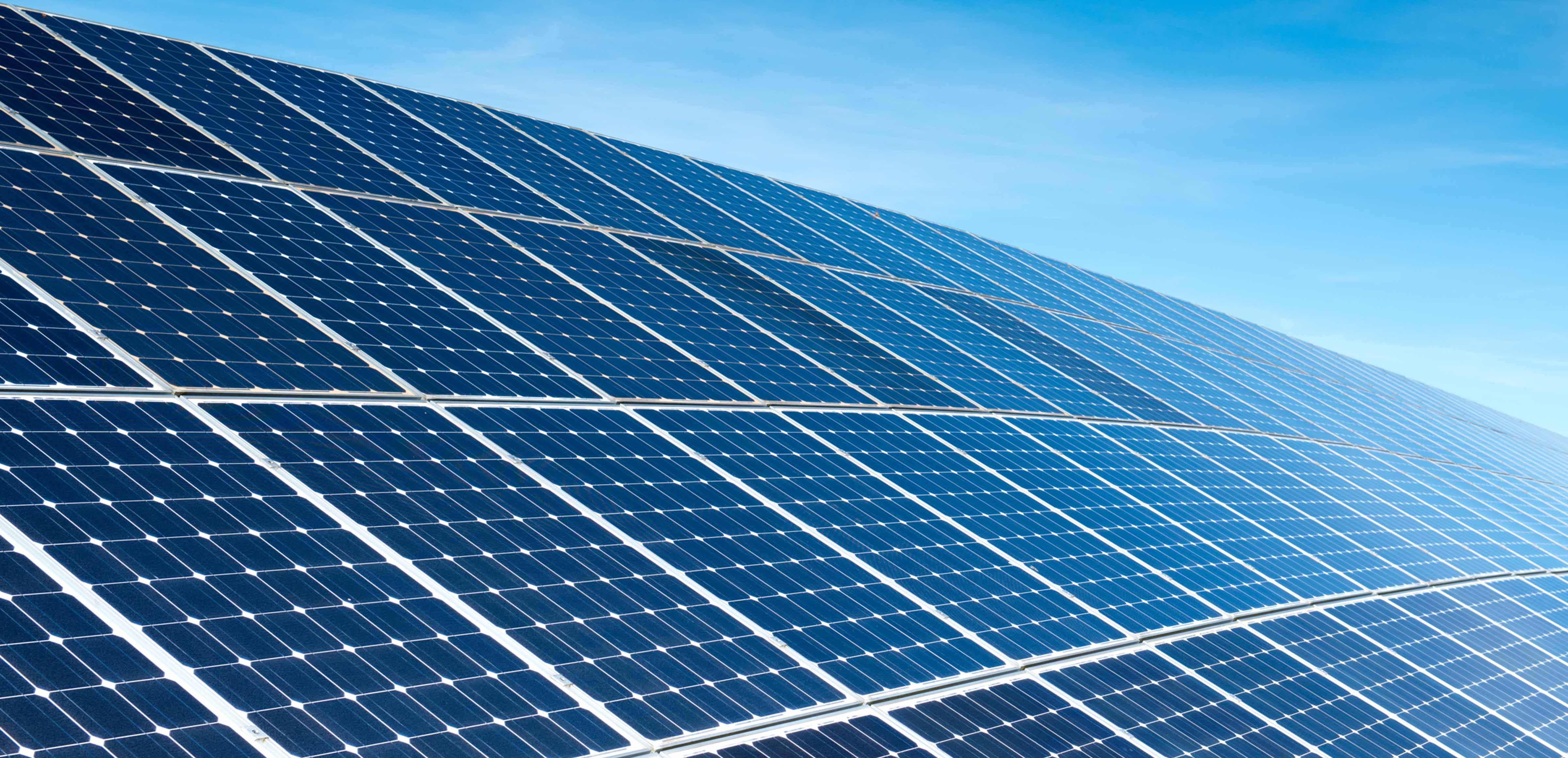 superficie de paneles fotovoltaicos y cielo azul