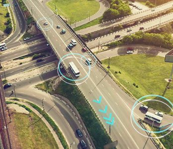una red de carreteras con vehículos, incluidos autobuses eléctricos