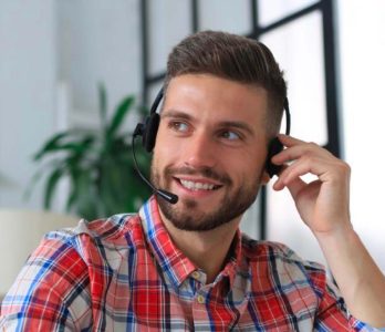 Muchacho con auriculares sentado frente al pc