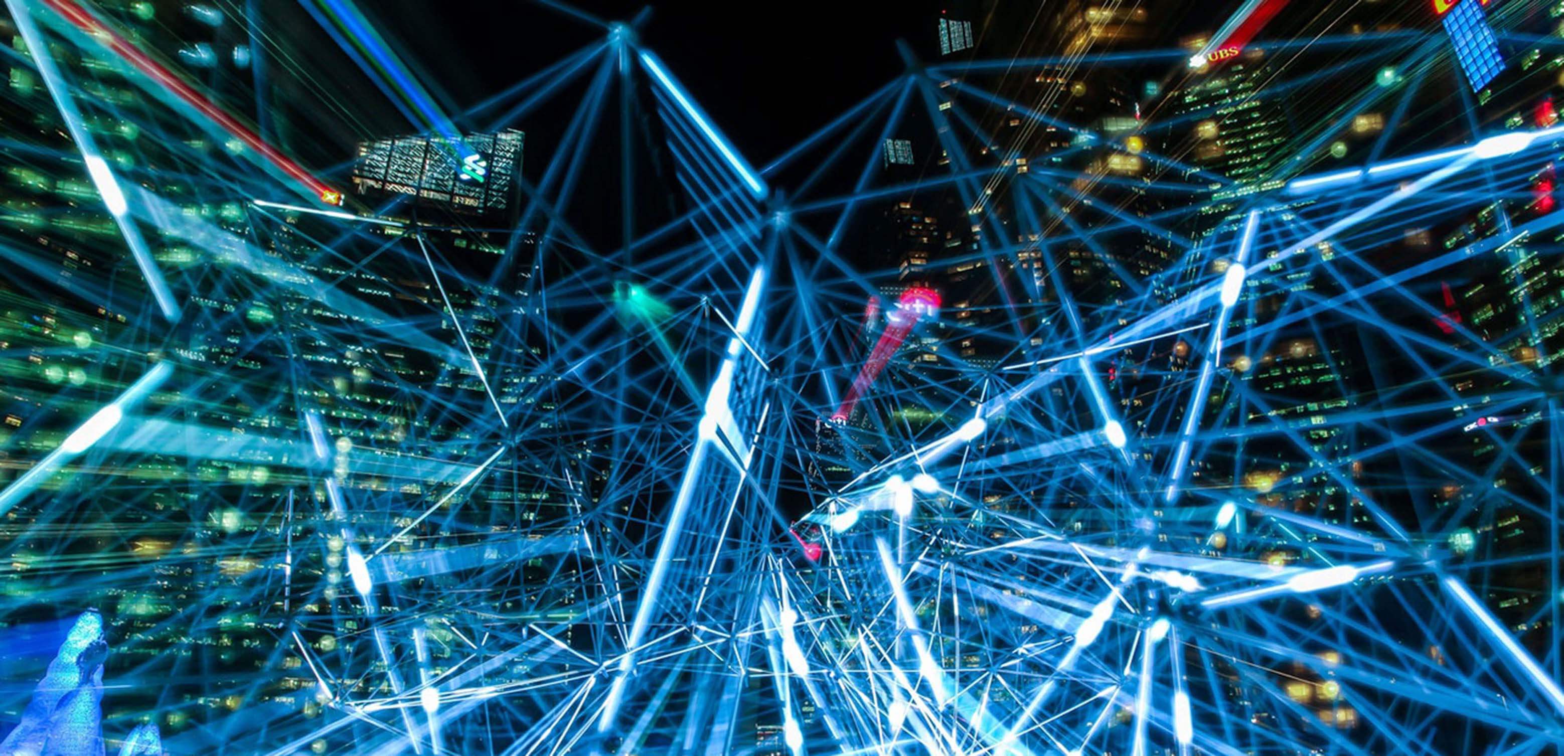 feixes de luz que conectam palácios | openinnovability.enel.com