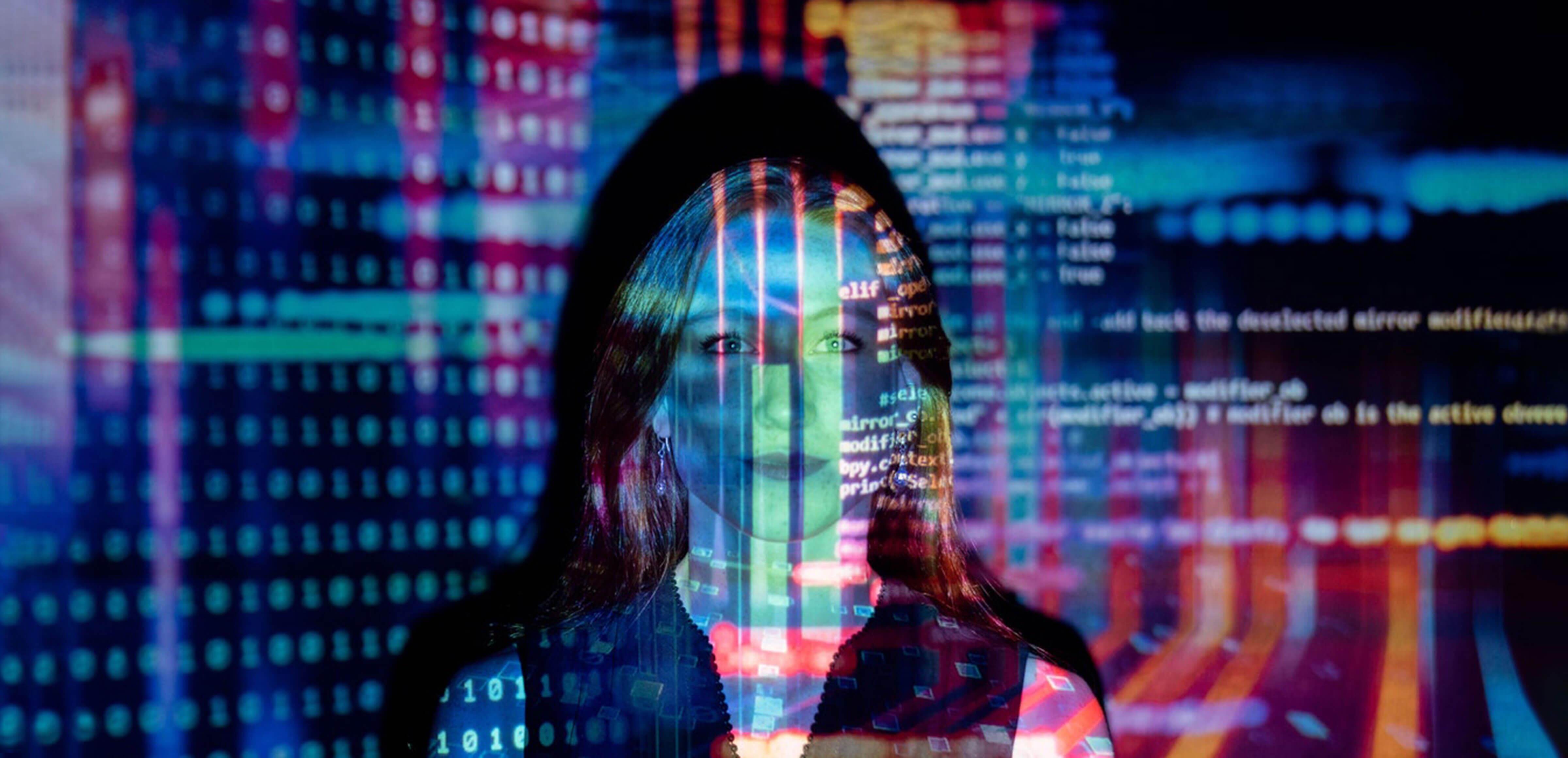 mulher com códigos de computador projetados nela | openinnovability.enel.com