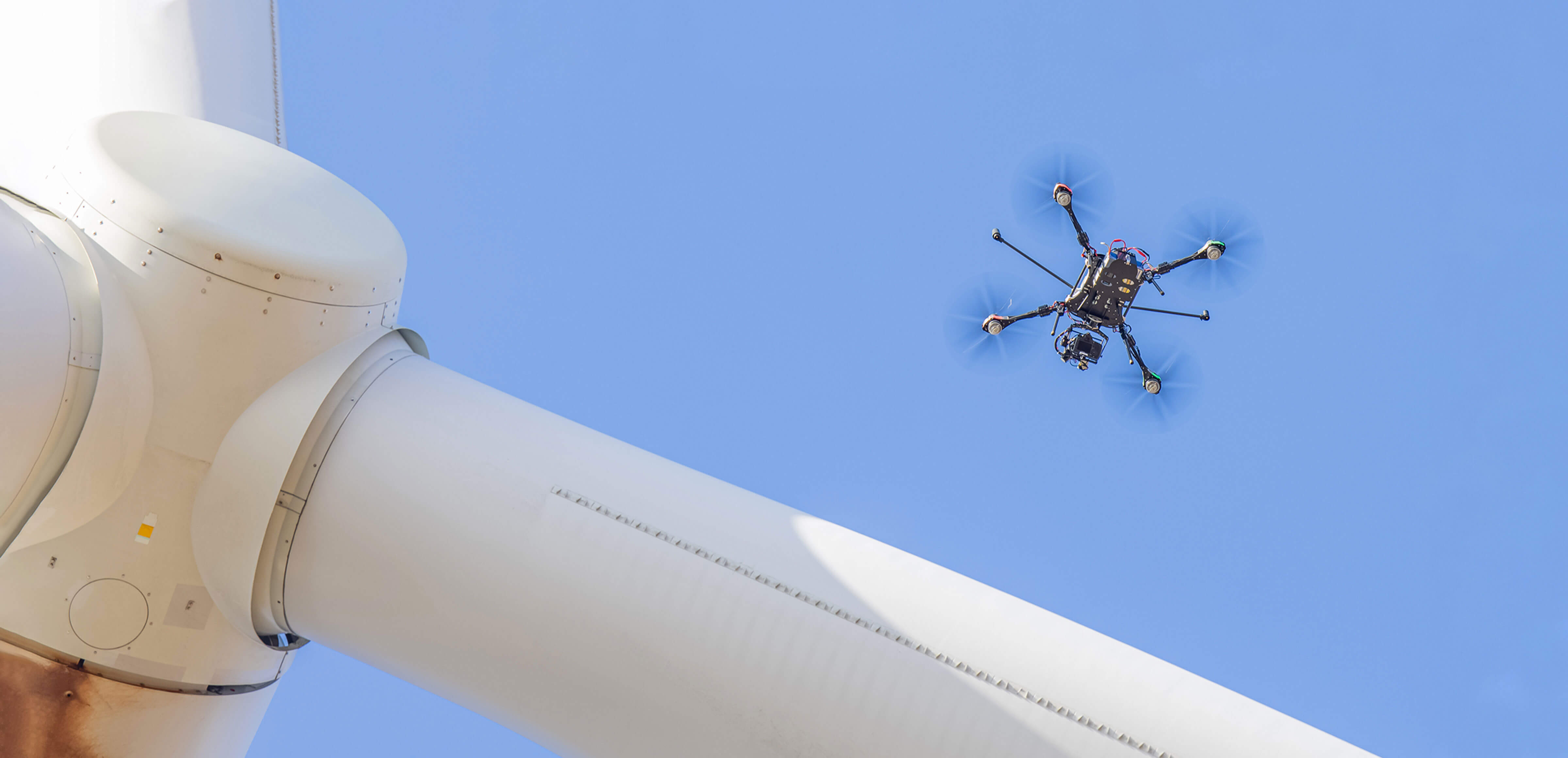 drone flies over wind blade component | openinnovability.enel.com