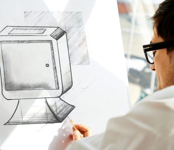 Desenhista trabalhando em novo design de gabinete de rua